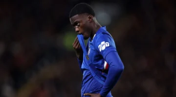 ليام روزينيور يراهن على مستقبل مدافع تشيلسي بعد خطئه مع باريس سان جيرمان